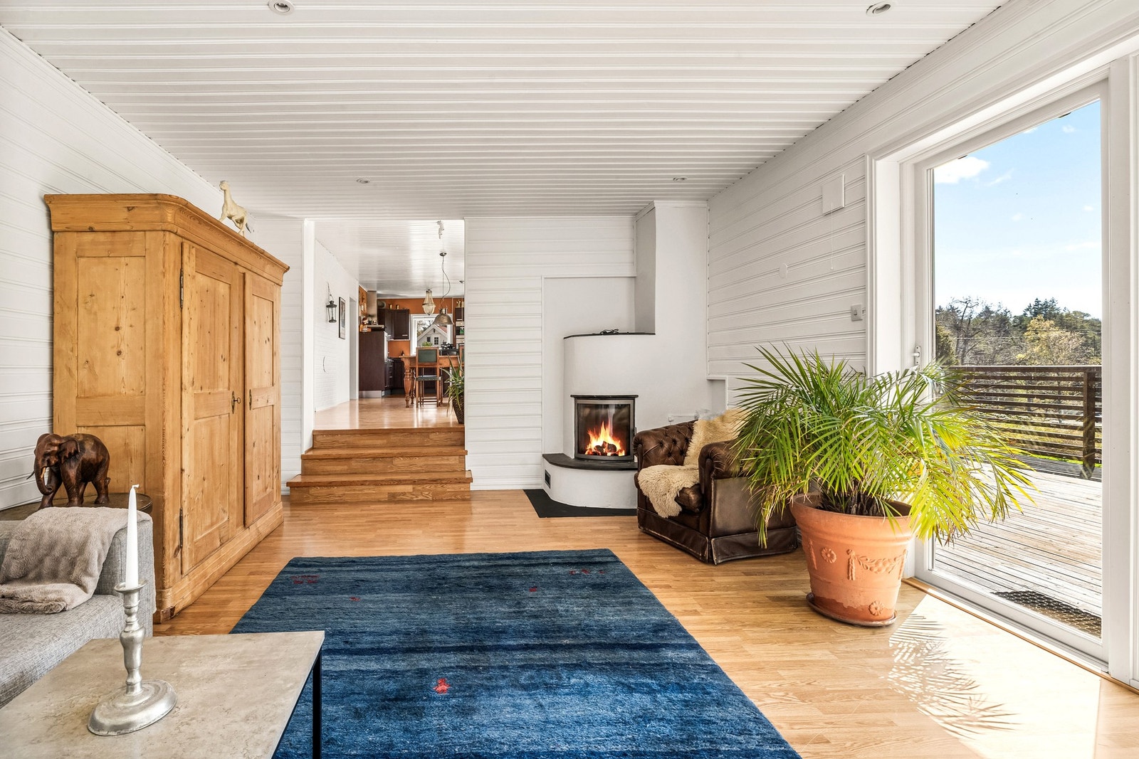 Boligen varmes opp med varmekabel, panelvon, varmepumpe og vedovn. Galleribilde