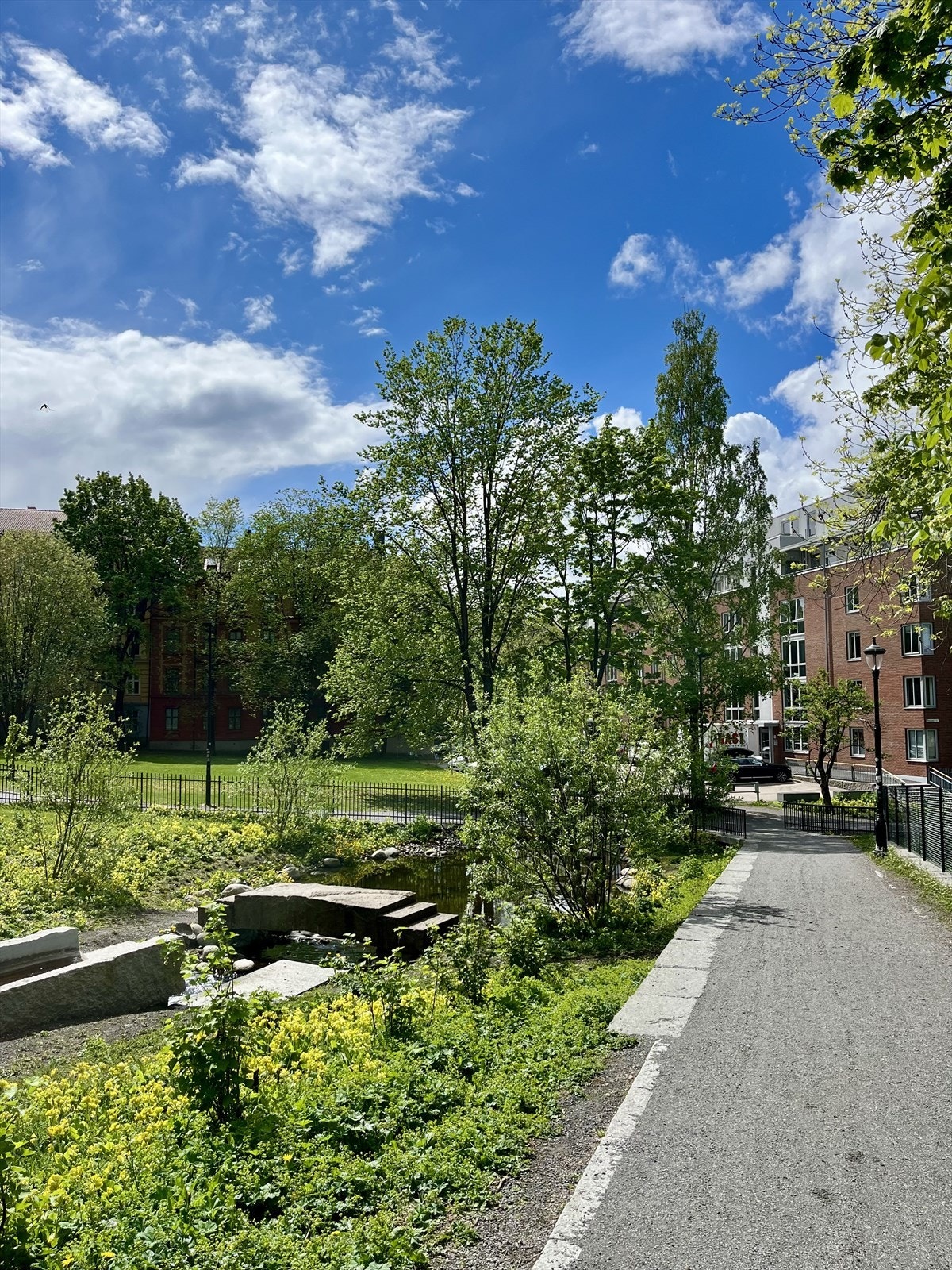 Leiligheten ligger fint til i grønne omgivelser Galleribilde