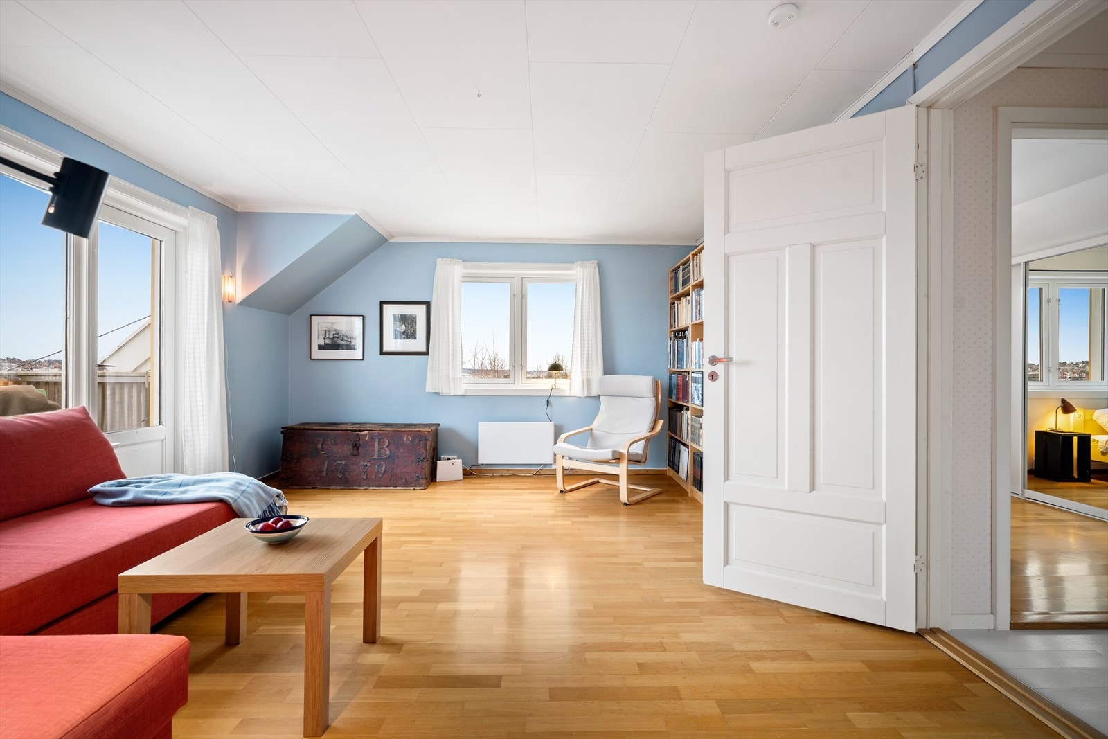 Stuen er lys og romslig med store vindusflater Galleribilde