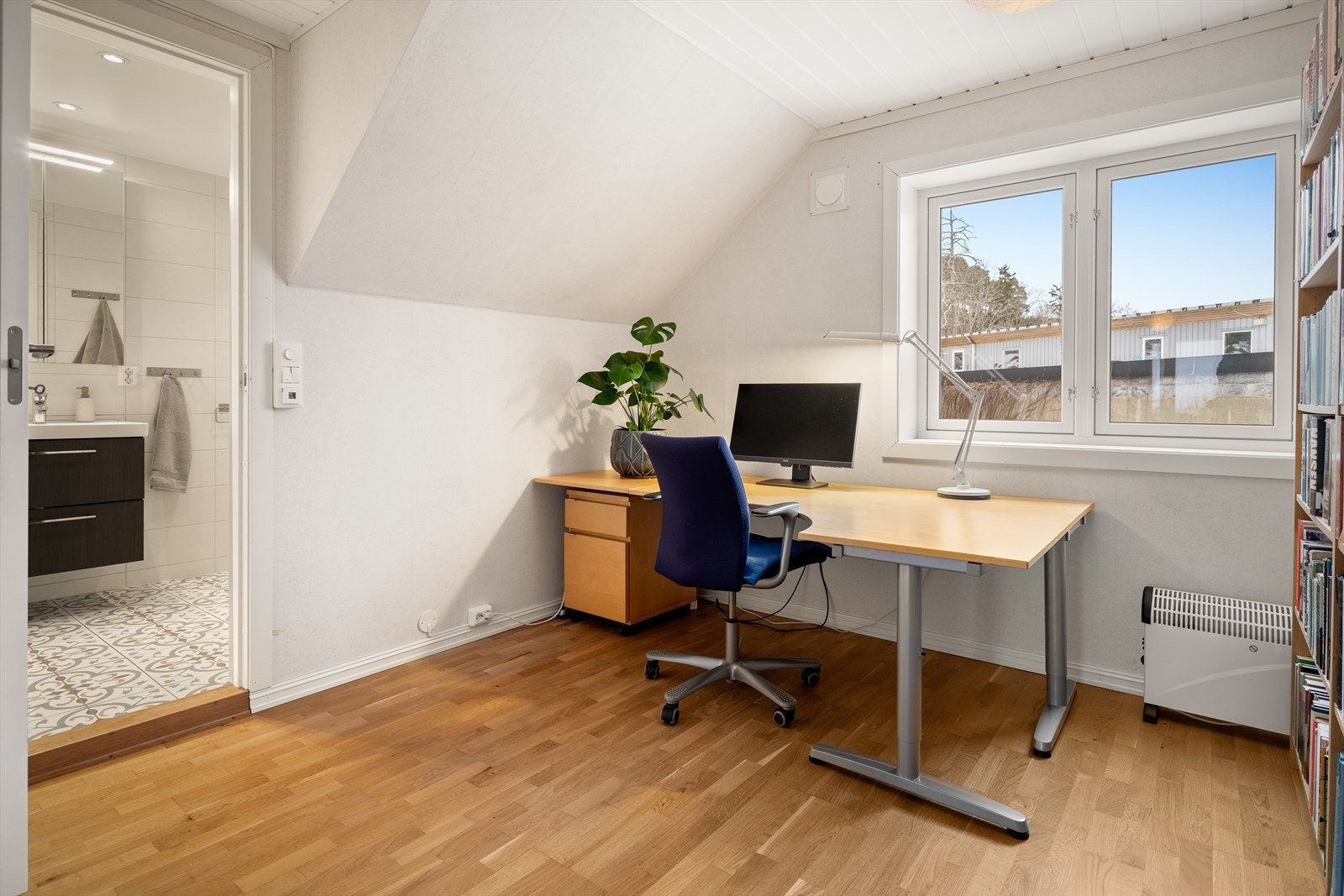 Soverom 2 i andre etasje, som i dag blir brukt som kontor. Galleribilde