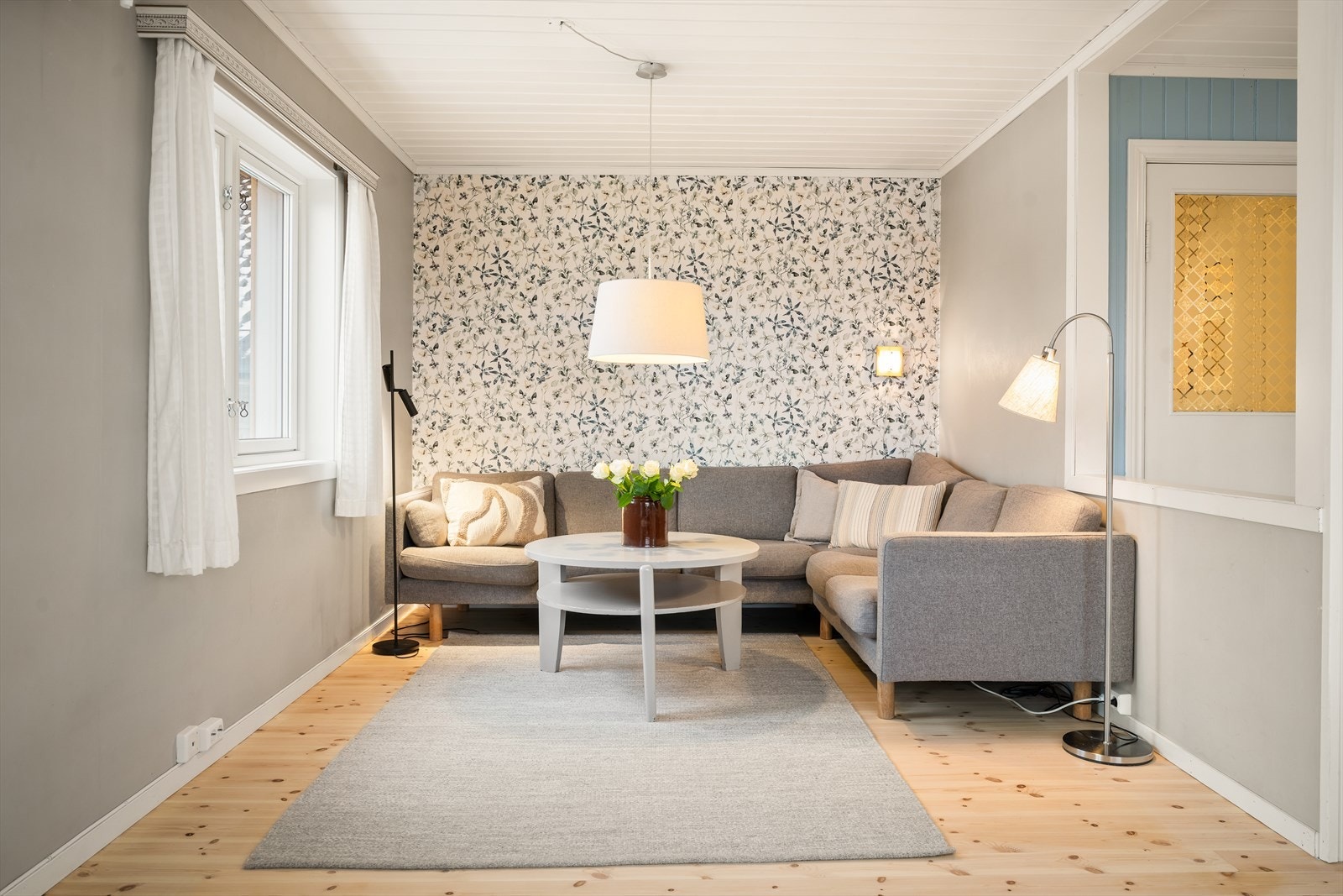 Hyggelig krok i stuen med Tv-uttak Galleribilde