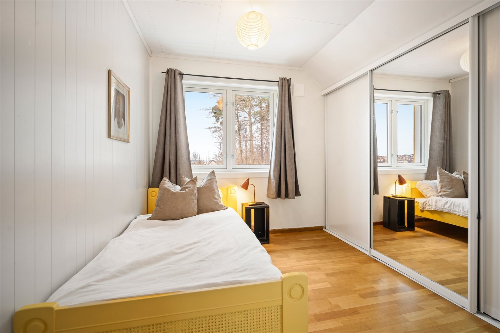 Soverom nummer 3 i 2.etasje med skyvedørsgarderobe. Galleribilde