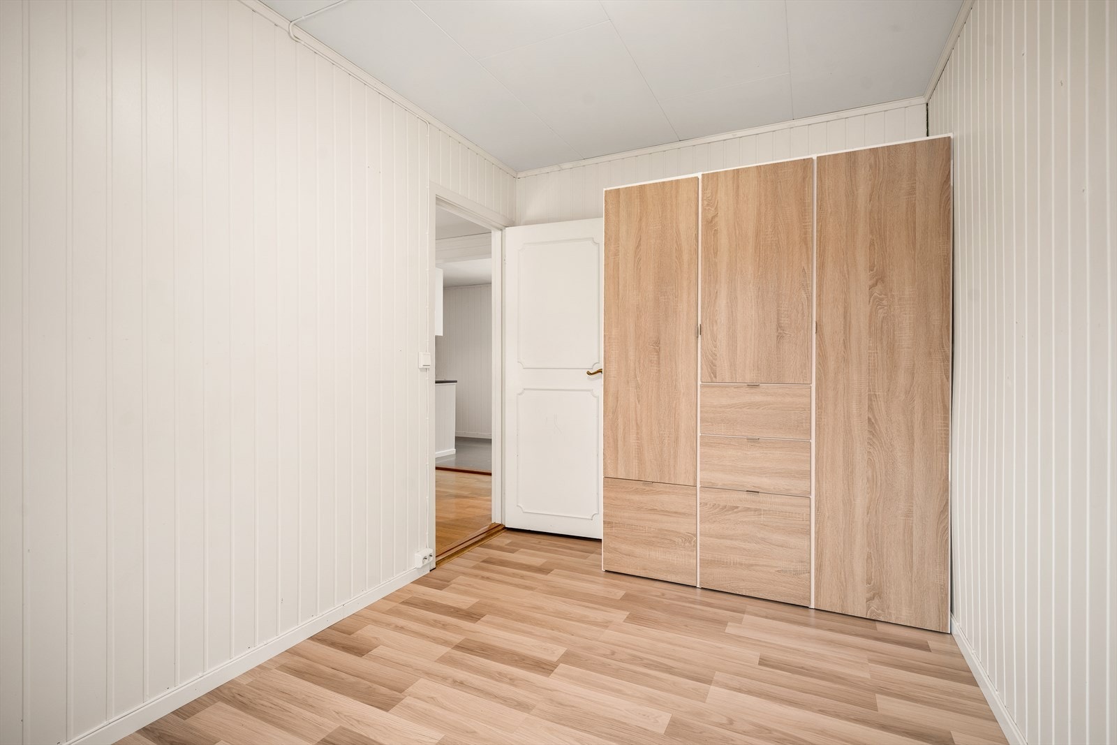 Soverom med plass til seng og garderobe i tilbygg Galleribilde