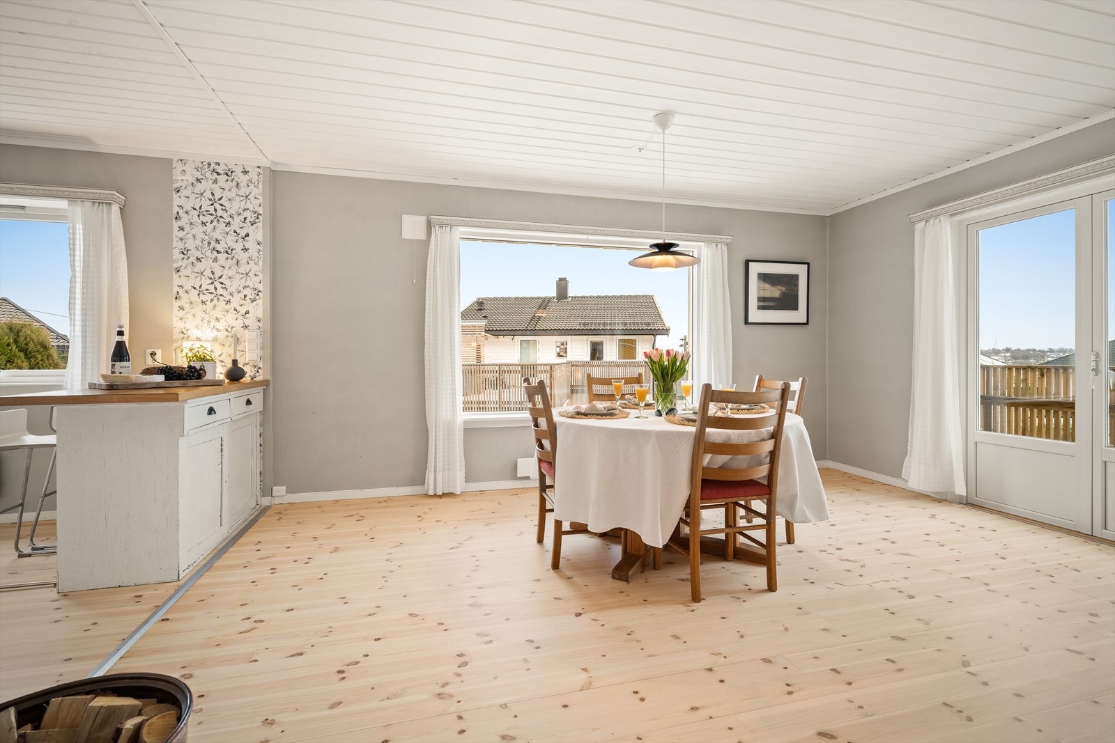 Her er det god plass til stor spisestue Galleribilde