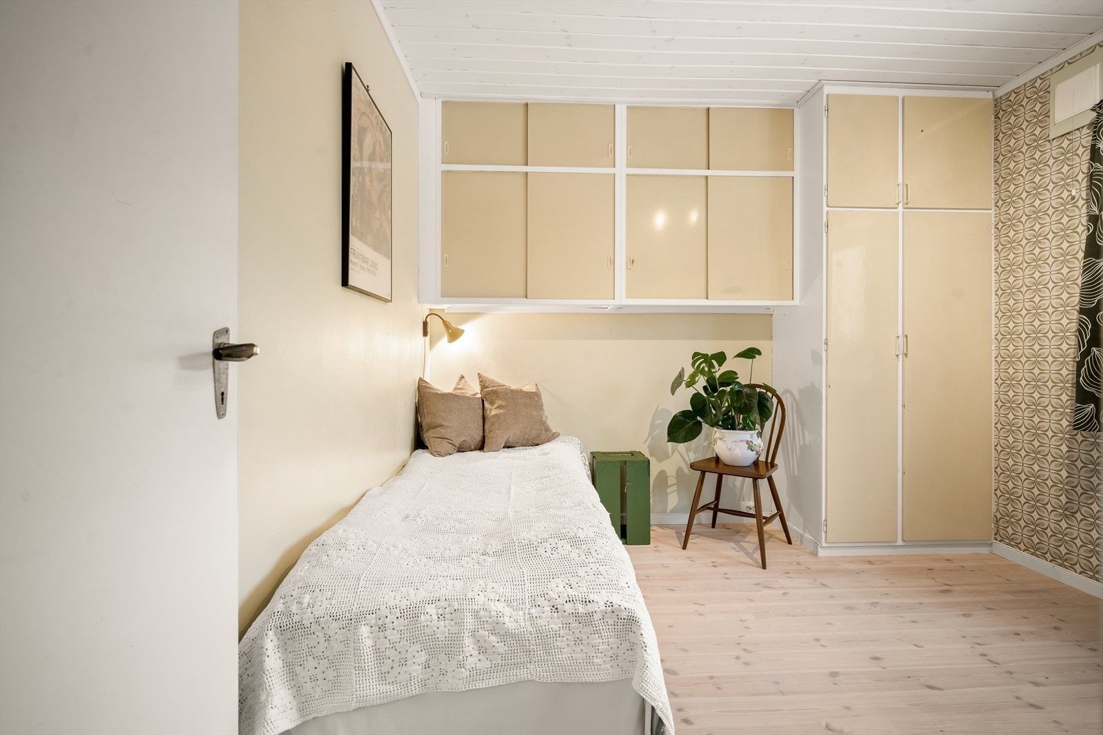 Det er et soverom i første etasje Galleribilde