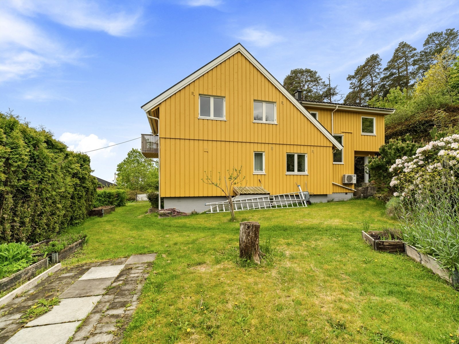 Fint tomt med god plass til møbler, grill og beplantning Galleribilde