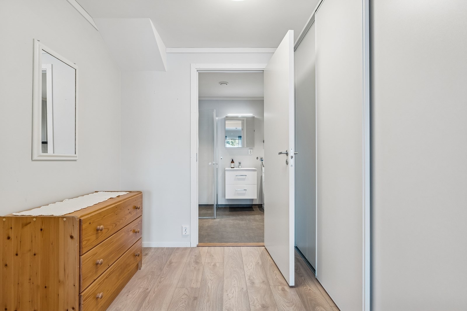 I gangen utenfor badet er en romslig skyvedørsgarderobe med god lagringsplass. Galleribilde