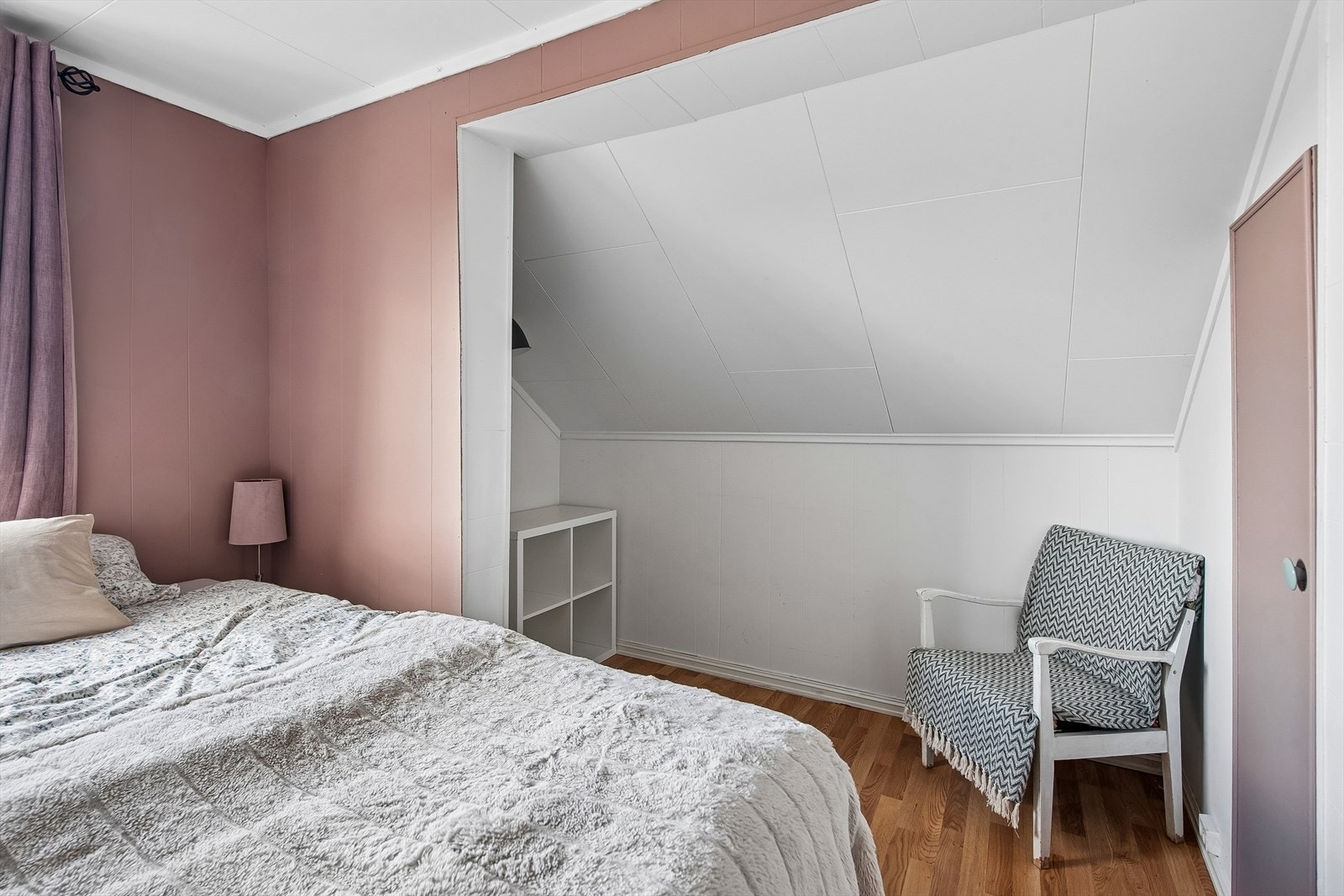 Plassen under skråtaket er smart utnyttet til oppbevaring og en liten sittekrok. Galleribilde