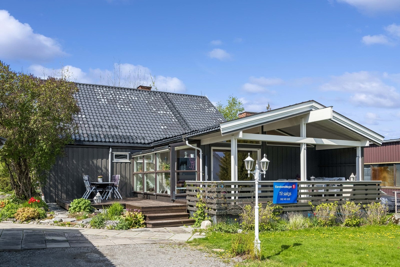Eiendommen har solrik beliggenhet med hyggelige uteplasser og pent opparbeidet tomt. Galleribilde