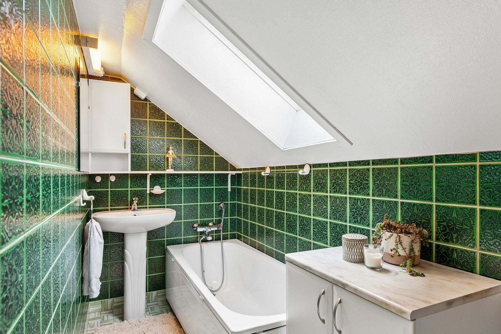 Badet i andre etasje har badekar, og takvinduet gir godt med dagslys. Oppgraderingsbehov. Galleribilde