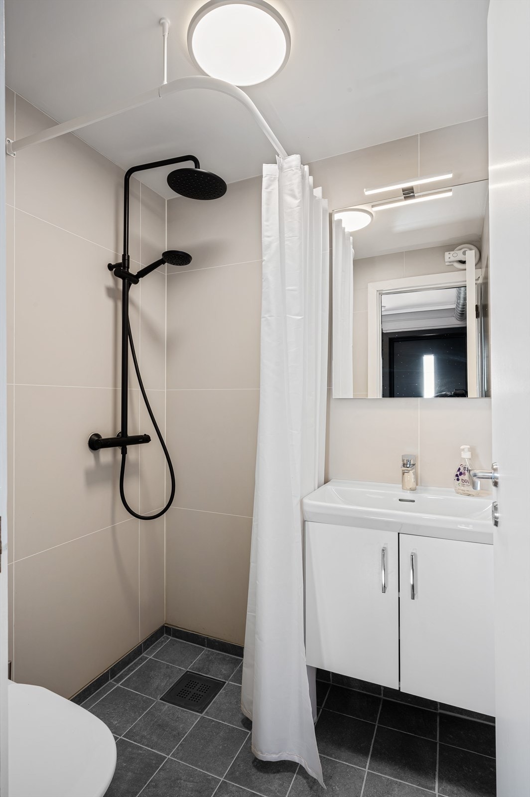 - Hybelens bad er utstyrt med WC, dusjhjørne med dusjarmatur, og servant med underskap - Galleribilde