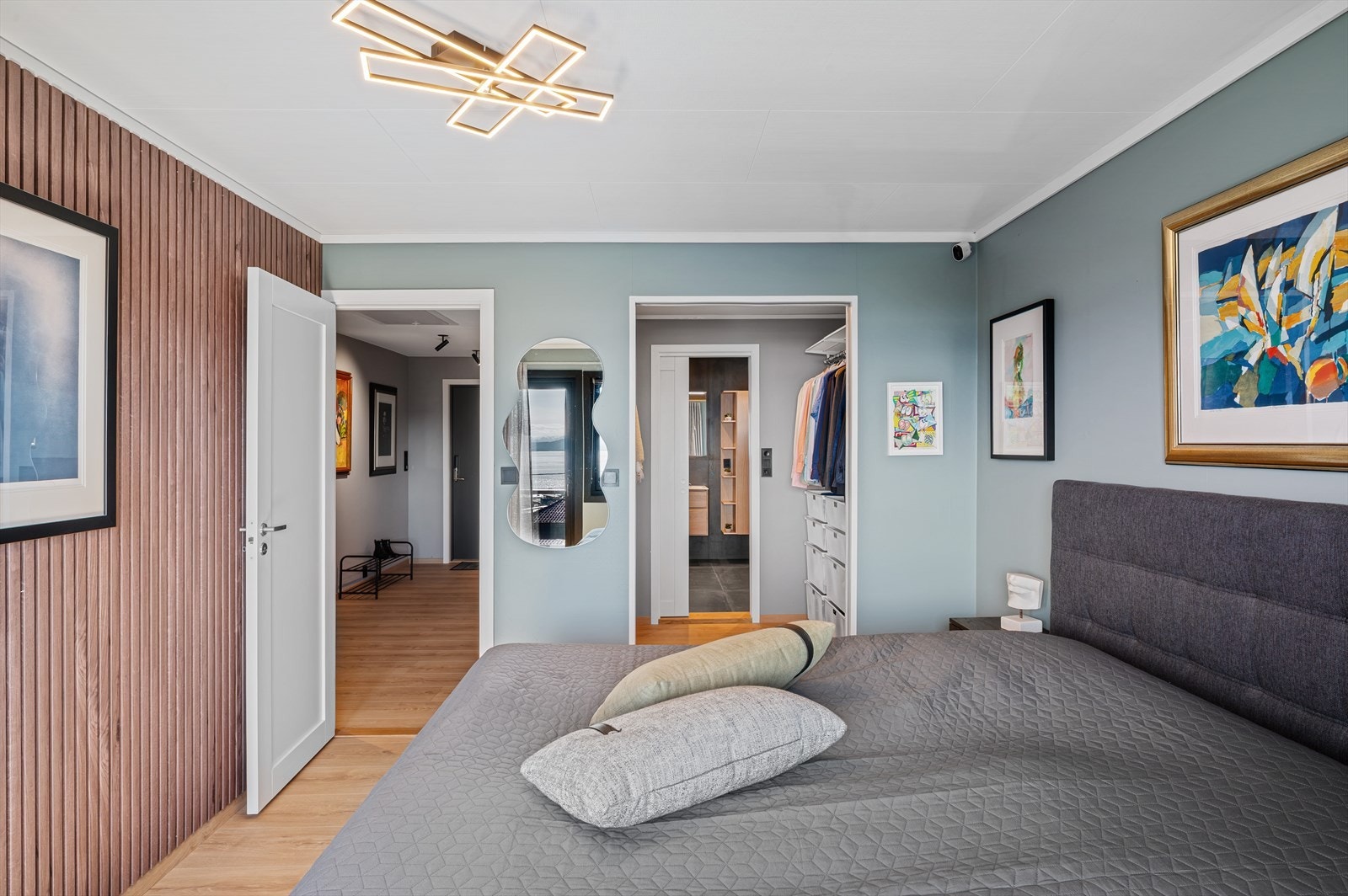 - Fra hovedsoverommet går man direkte inn til egen walk-in garderobe - Galleribilde
