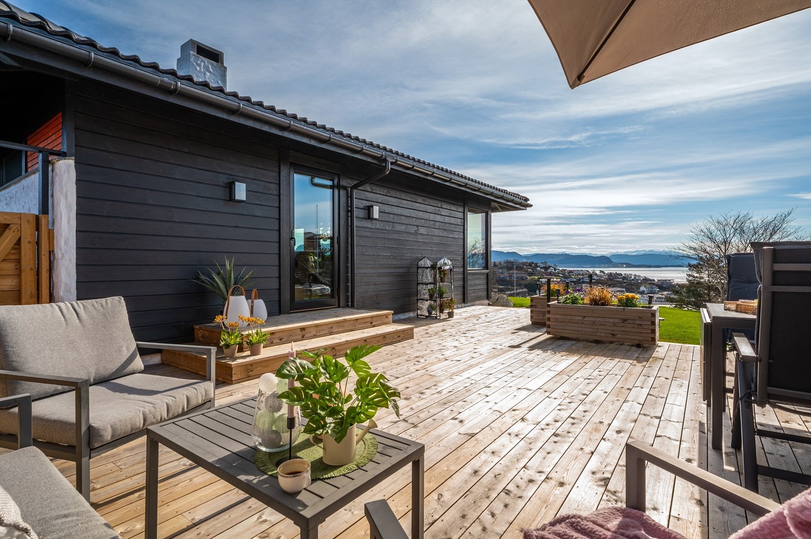 - Boligens uteplass har en herlig utsikt over Bjørnafjorden og omkringliggende fjell - Galleribilde