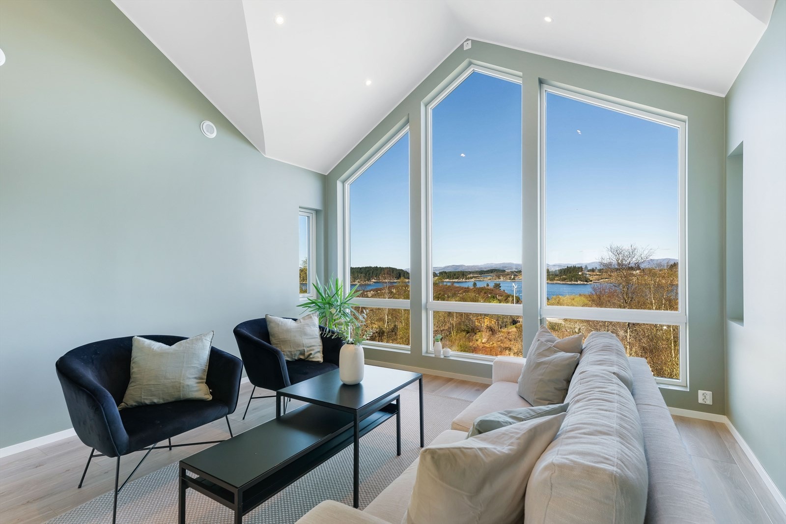 Vel oppe i overetasjen kommer man opp i denne flotte loftstuen. Galleribilde