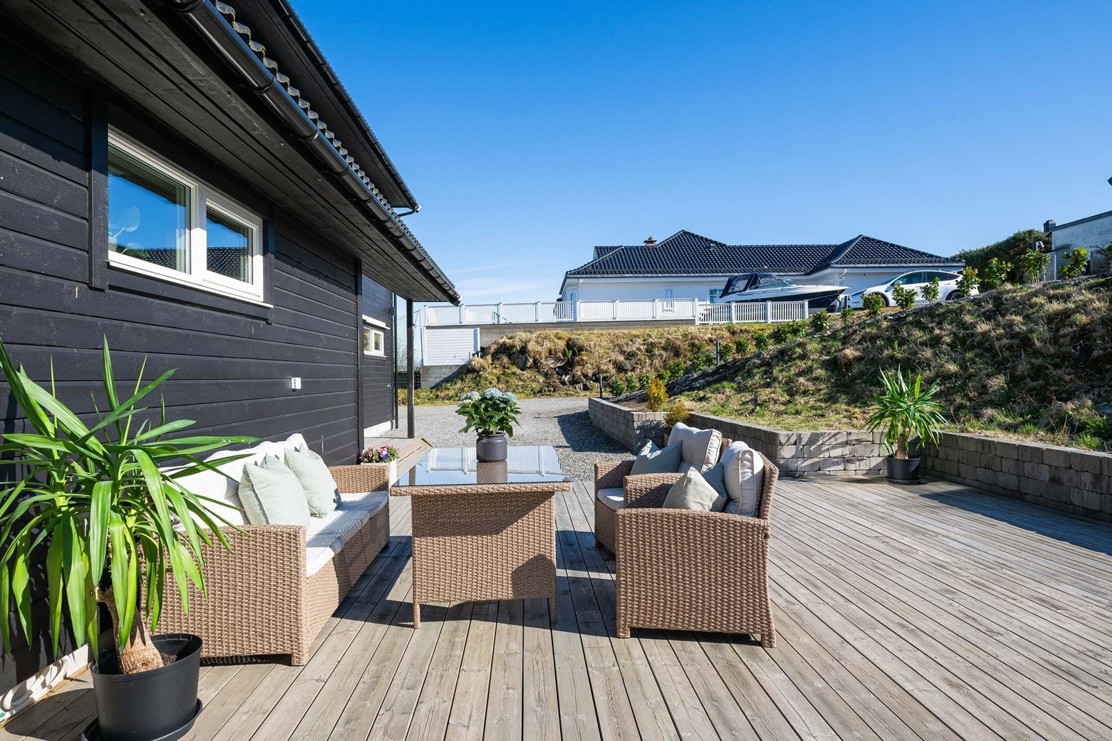 Vestvendt terrasse ved inngangspartiet med god plass for utemøbler. Galleribilde