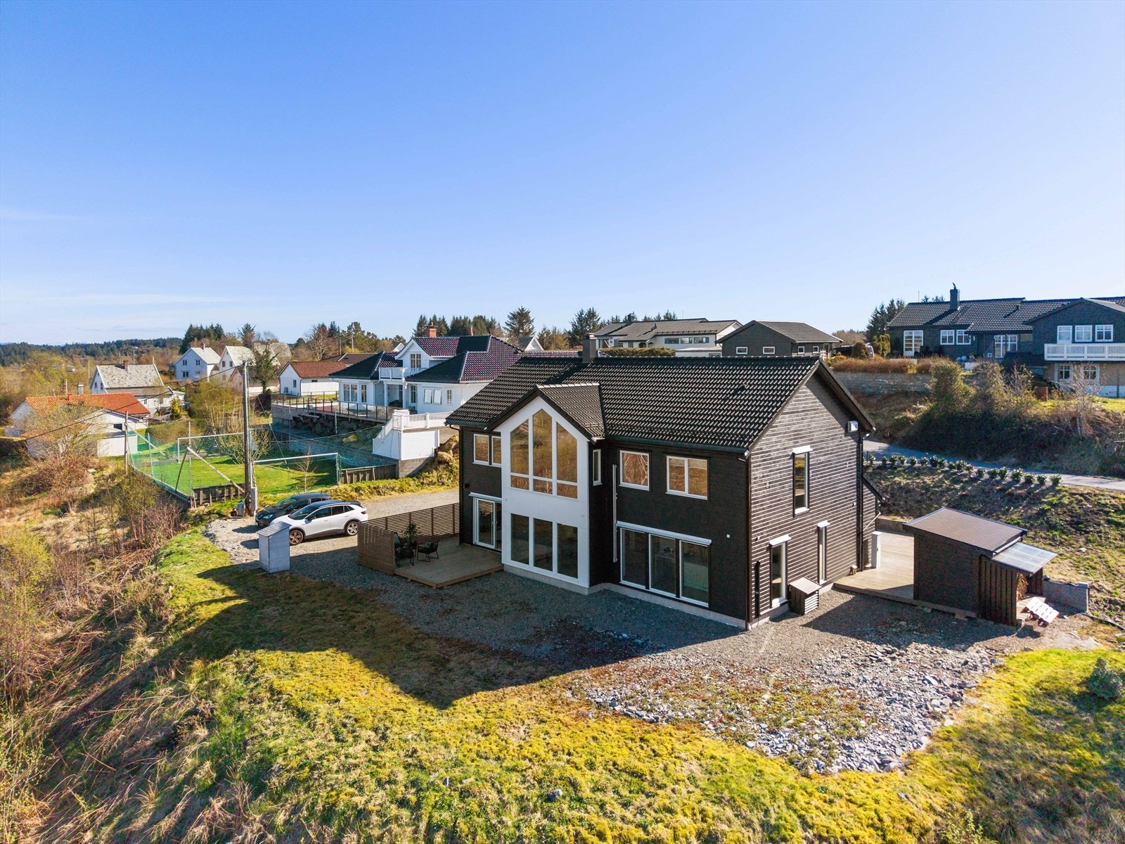 Fremsiden av huset er tilrettelagt for fremtidig opparbeidelse av hage med gressplen. Hagedesigner har laget planer for utearealene som kan overleveres til kjøper. Galleribilde
