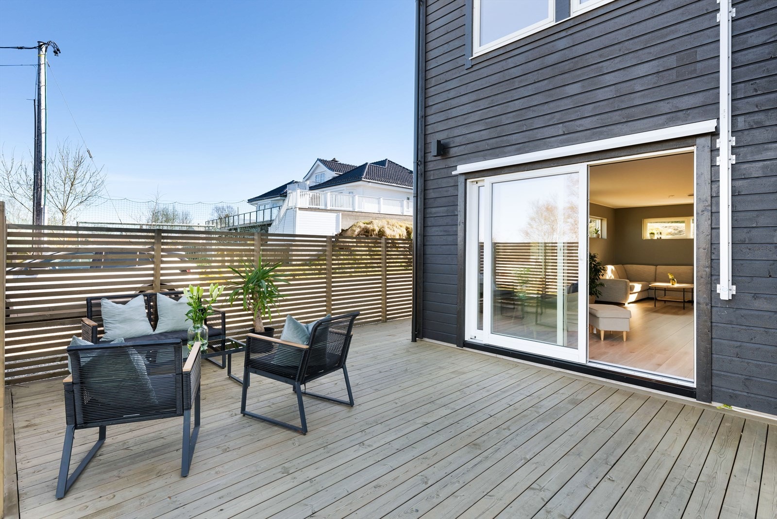 Utgang til stor terrasse på hagesiden. Galleribilde