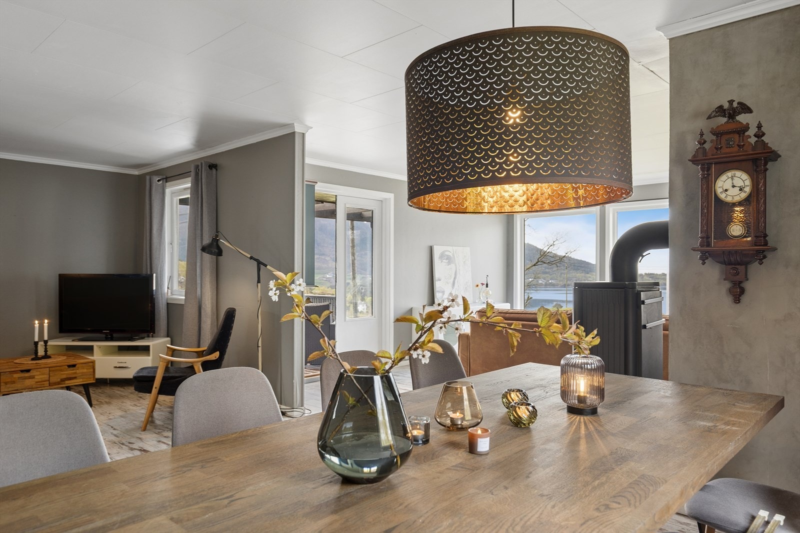 I tilknytning til stuen er det god plass for en stor spisestue. Galleribilde