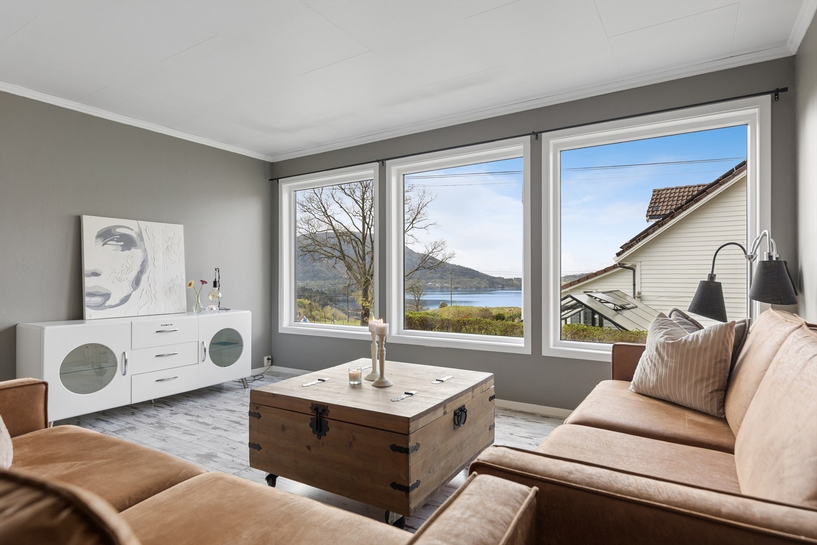 DNB Eiendom ved Tone Tjessheim Mannes har gleden av å presentere Espeviklia 28!
Stuen har store vindusflater som gir rikelig med dagslys og utsikt mot sjøen. Galleribilde