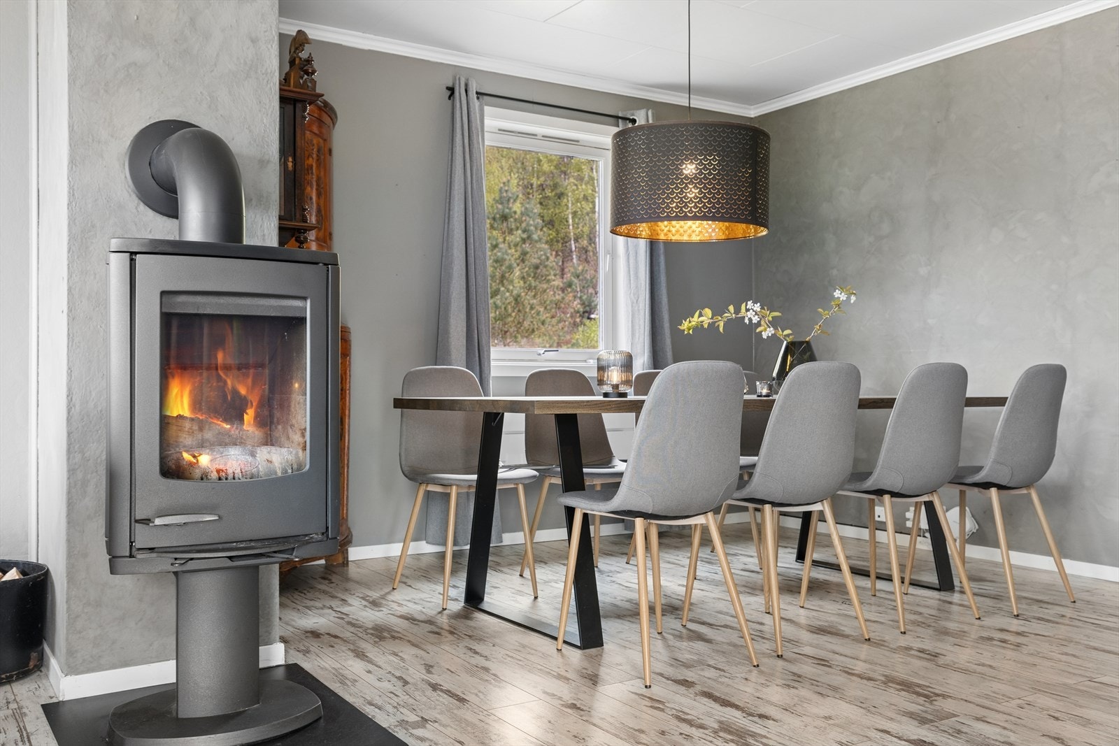 En vedovn gir både hygge og en alternativ varmekilde i stuen. Galleribilde