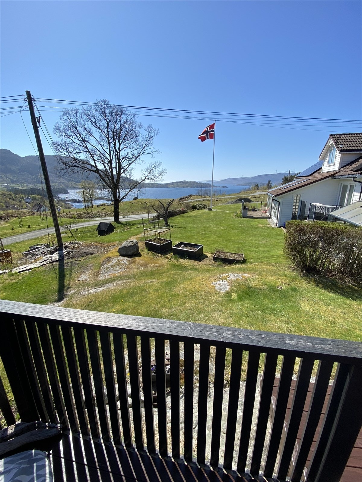 Utsikt fra eiendommen mot fjorden. Galleribilde