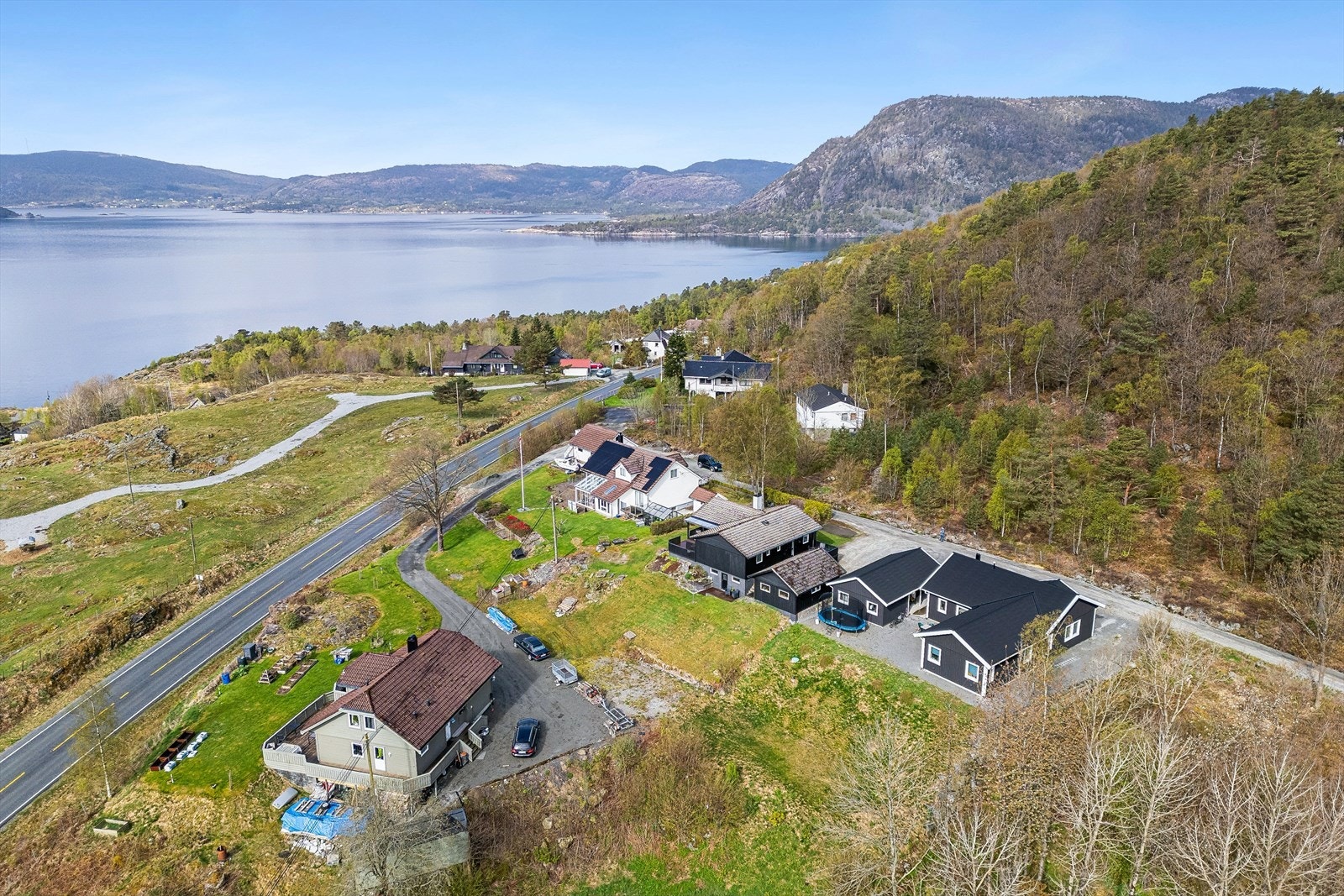 Eiendommens beliggenhet gir nærhet til sjø og flotte turområder. Galleribilde