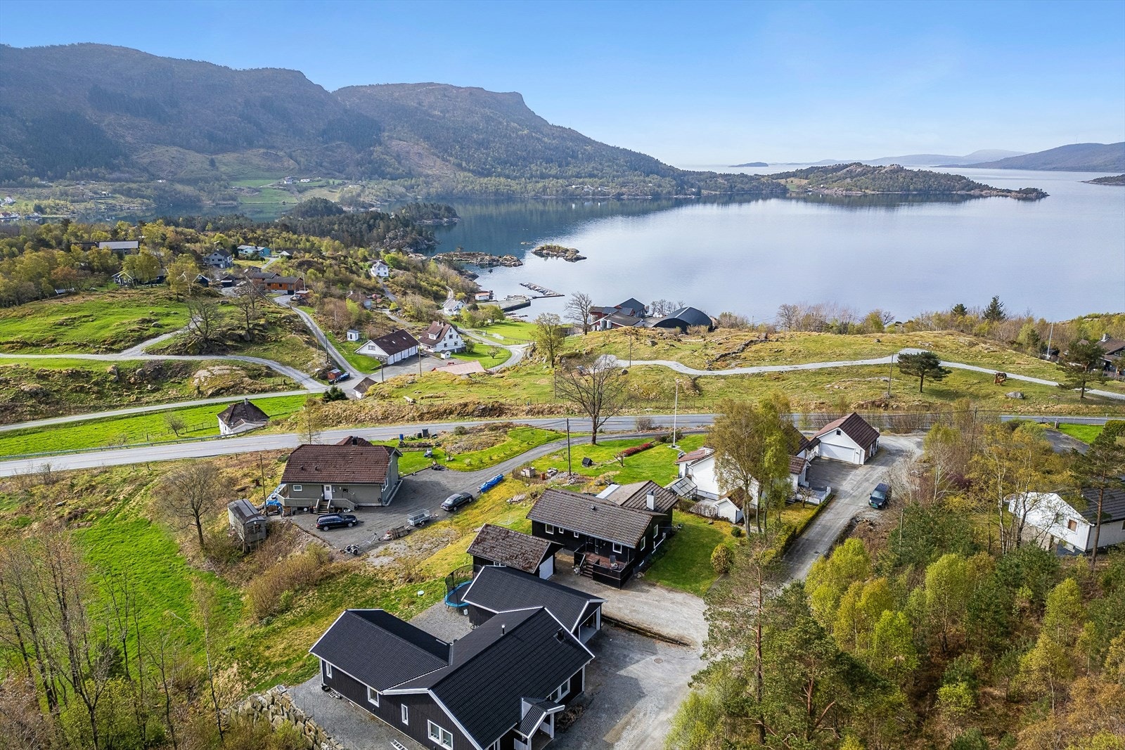 Eiendommen har en idyllisk beliggenhet i et rolig og naturnært område i Nedstrand, med kort avstand til både sjø og turområder. Galleribilde