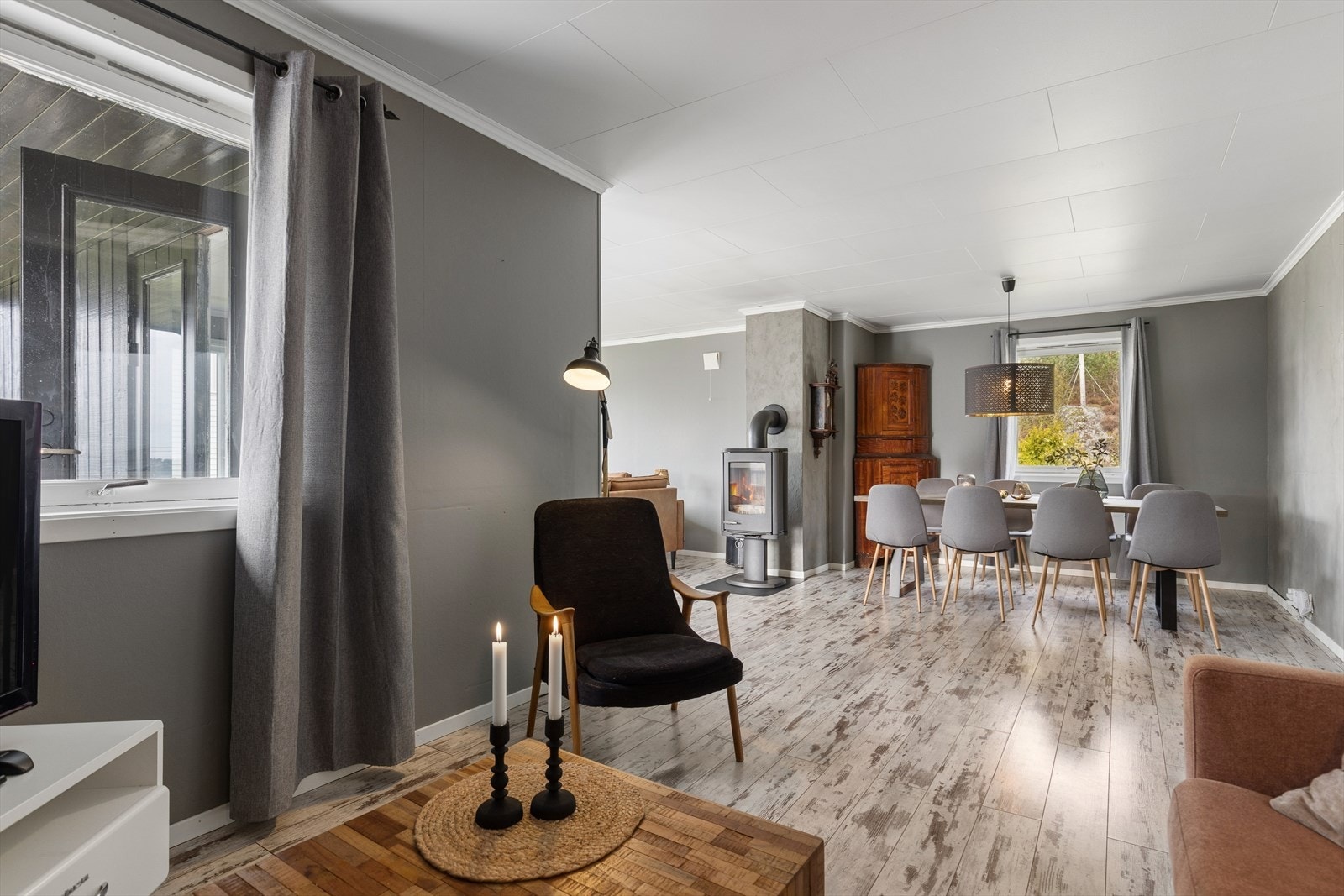Stuen er romslig og har plass til flere sittegrupper. Galleribilde