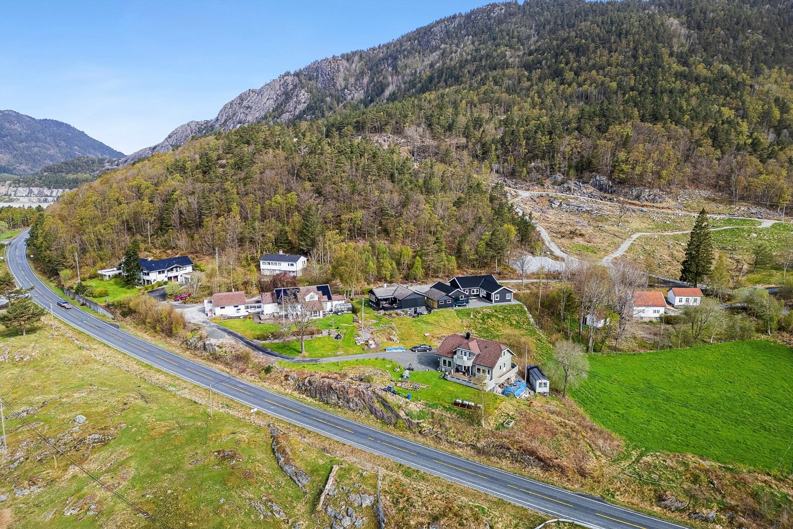 Landeveien gir enkel adkomst til nærliggende servicetilbud som dagligvarebutikker og Aksdal Senter. Galleribilde