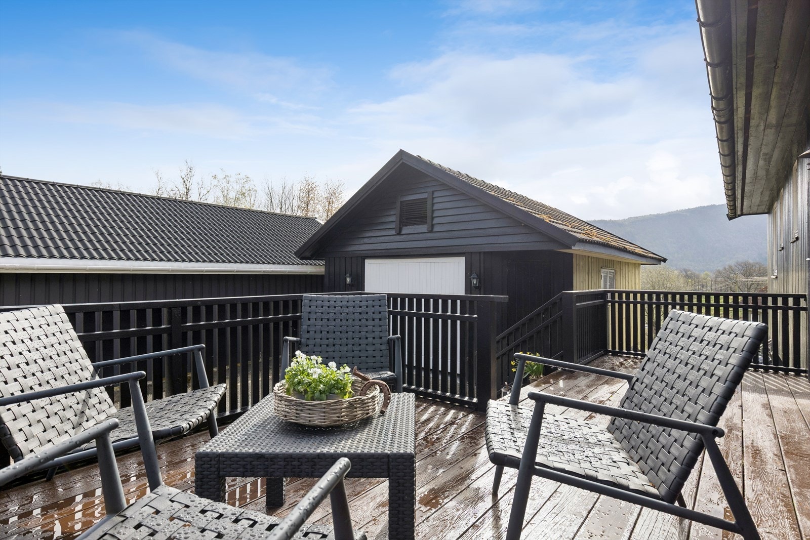 Hyggelig velkomstterrasse ved boligens inngangsparti. Galleribilde