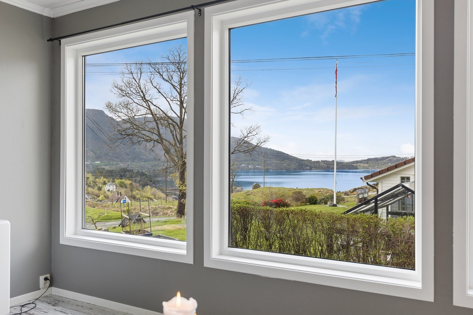 Vinduene i stuen rammer inn den fine utsikten over landskapet og fjorden. Galleribilde