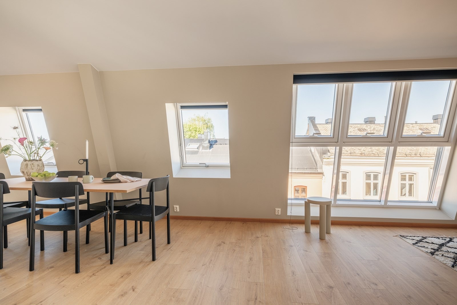 Leiligheten var ny i 2023 og holder følgelig god standard, hvor du kan flytte rett inn og bo godt fra første stund. Galleribilde