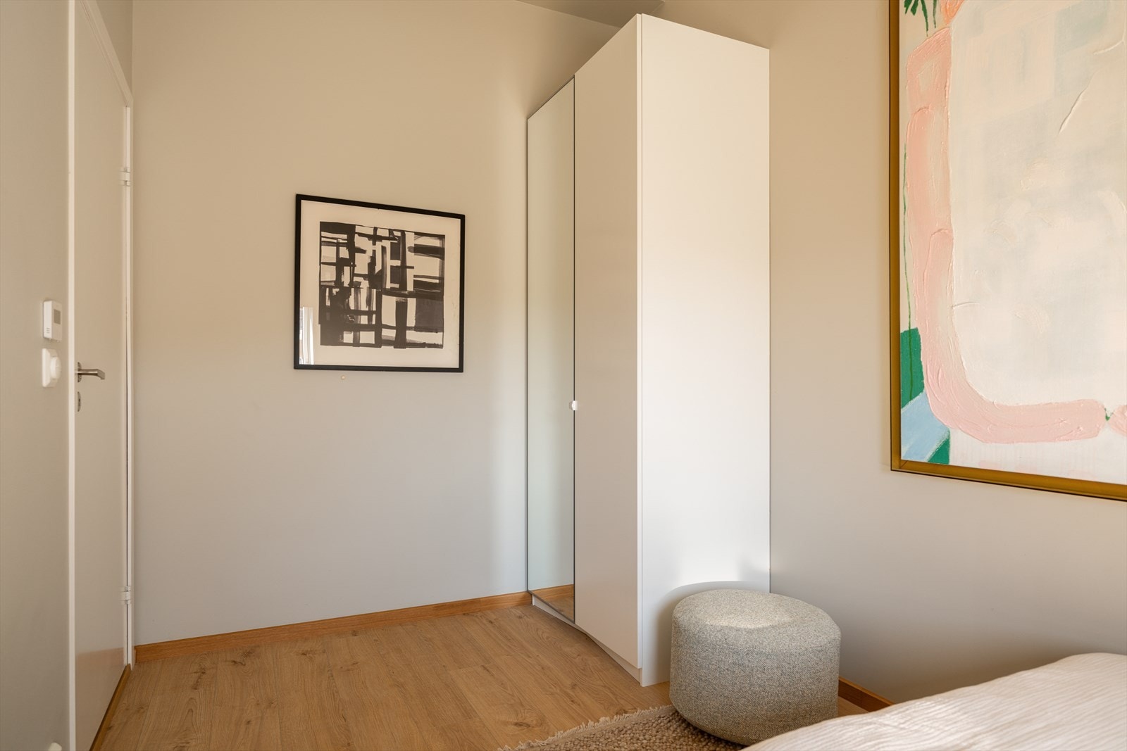 Rommet gir plass til dobbeltseng, nattbord og garderobe. Galleribilde
