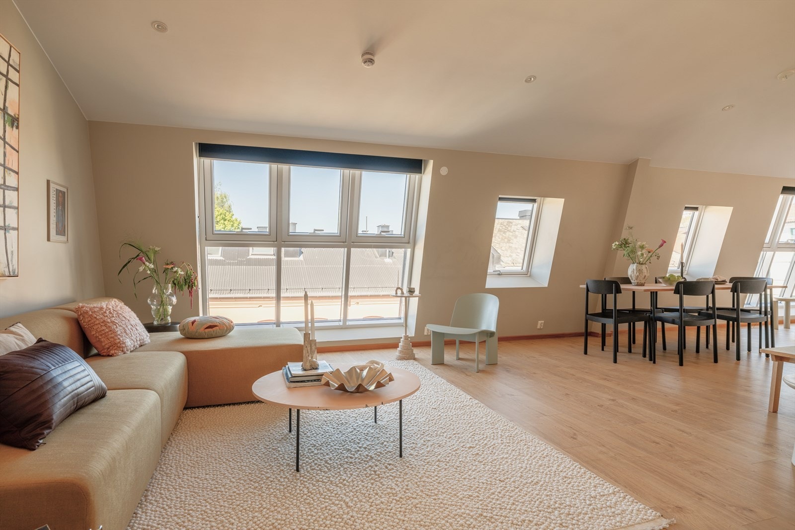 Boligen er godt tilpasset sosialt liv, med plass til både en ordentlig sofa- og TV-krok i tillegg til spisebord hvor du kan invitere mange gjester til bords. Galleribilde