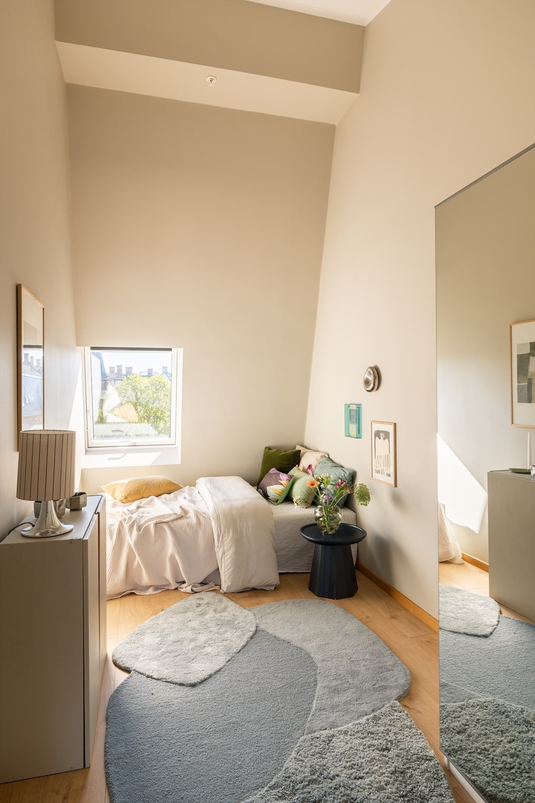 Rommet er holdt i duse fargetoner og har god takhøyde. Galleribilde
