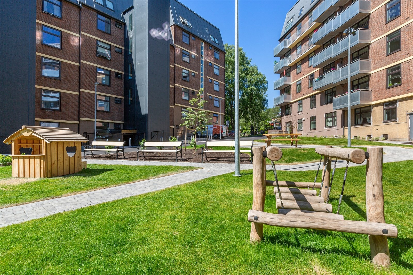 En stor fin bakgård med sittegrupper og en rolig atmosfære Galleribilde