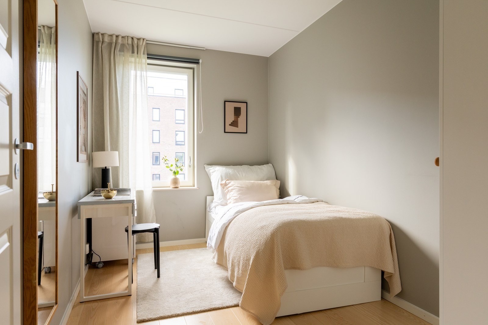 Soverom 2 - Boligens andre soverom er også av god størrelse, med plass til seng samt tilhørende møbler. Galleribilde