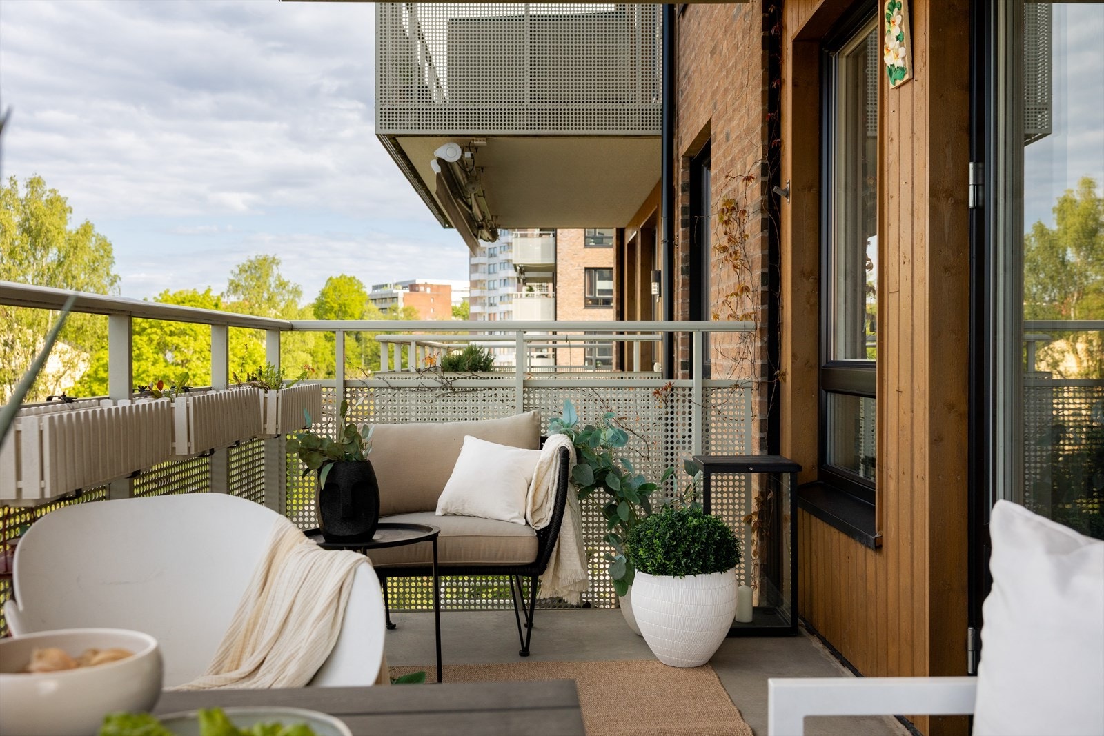 I vår- og sommerhalvåret blir balkongen en naturlig forlengelse av stuen, og byr på perfekte rammer for hyggelige stunder med familie og venner. Galleribilde