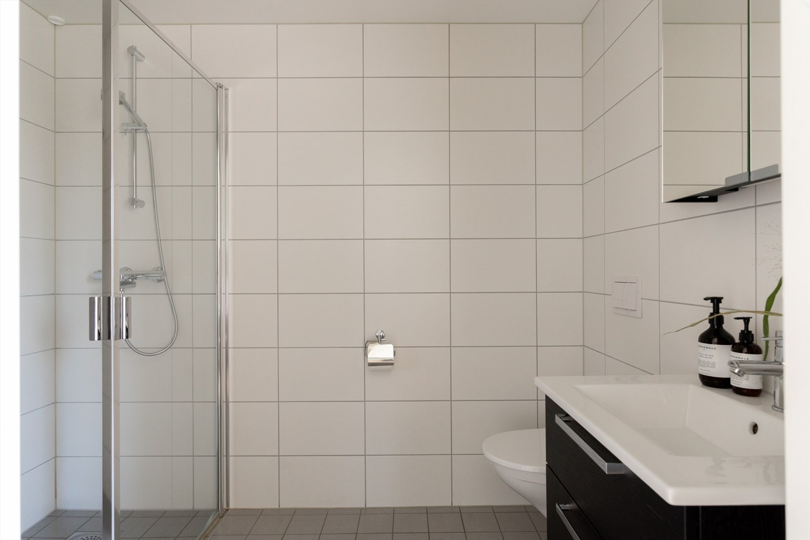 Pent og romslig baderom med elektrisk gulvvarme. Galleribilde