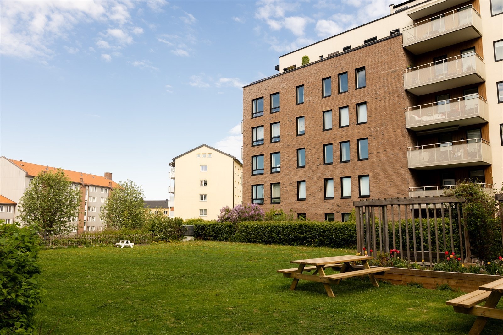 Det er flere flotte sittegrupper ved boligen - perfekt for rolige stunder og hyggelige treff. Galleribilde