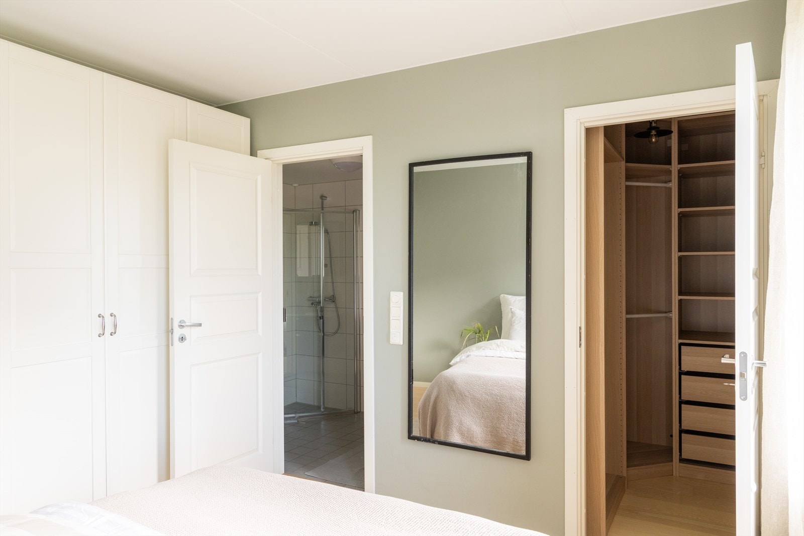 Det er direkte adkomst til eget baderom og walk-in closet. Galleribilde