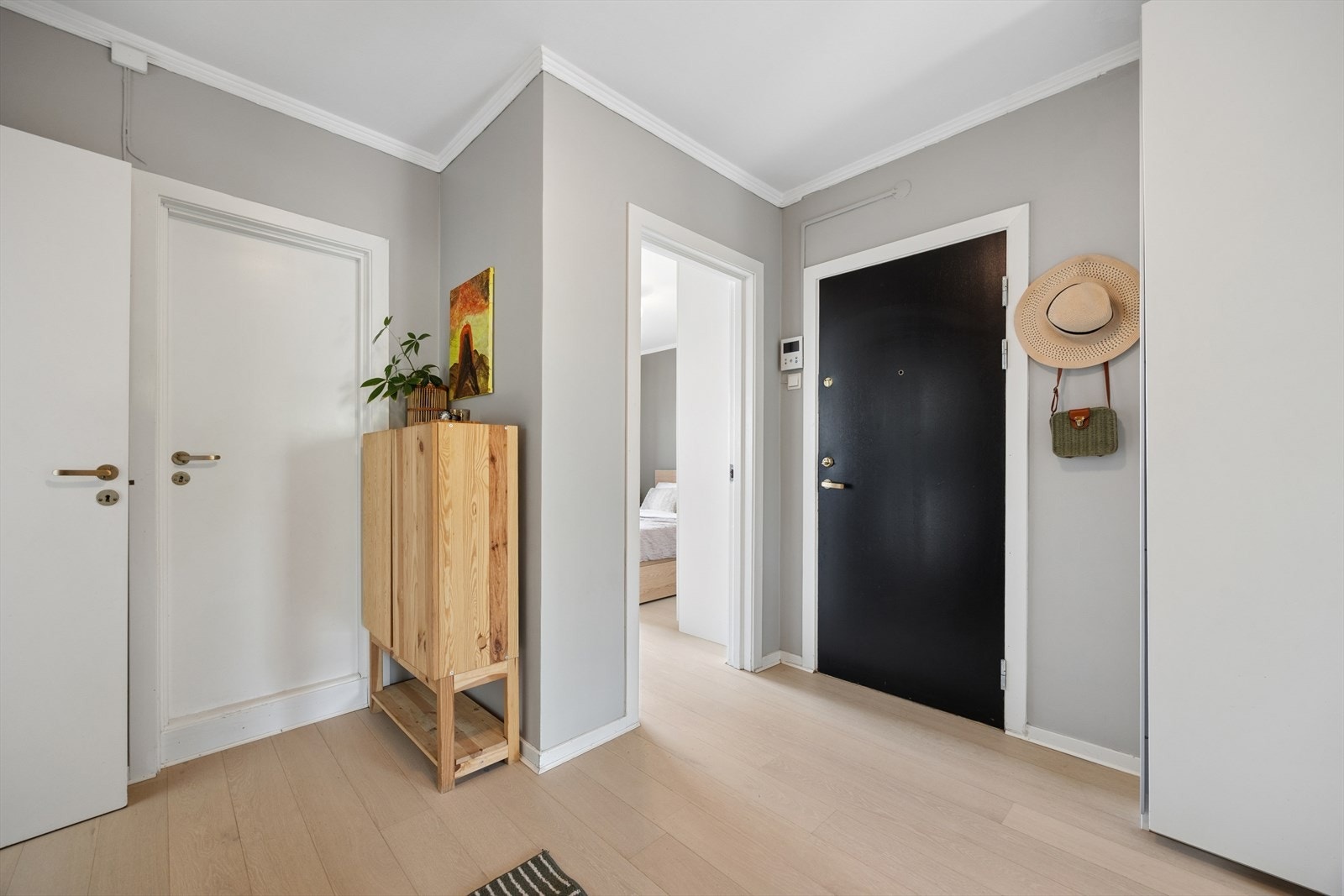 Innbydende entré som gir et godt førsteinntrykk, med god plass til yttertøy i romslig skyvedørsgarderobe. Galleribilde