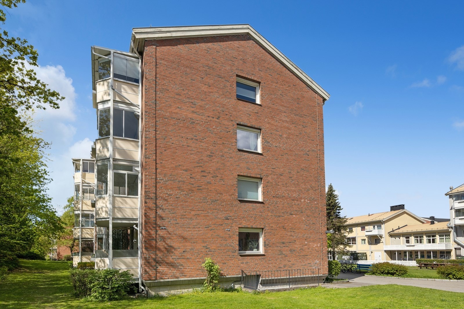 Bygningen er fra 1955 og har en klassisk teglsteinsfasade. Velkommen, her er det godt å bo! Galleribilde