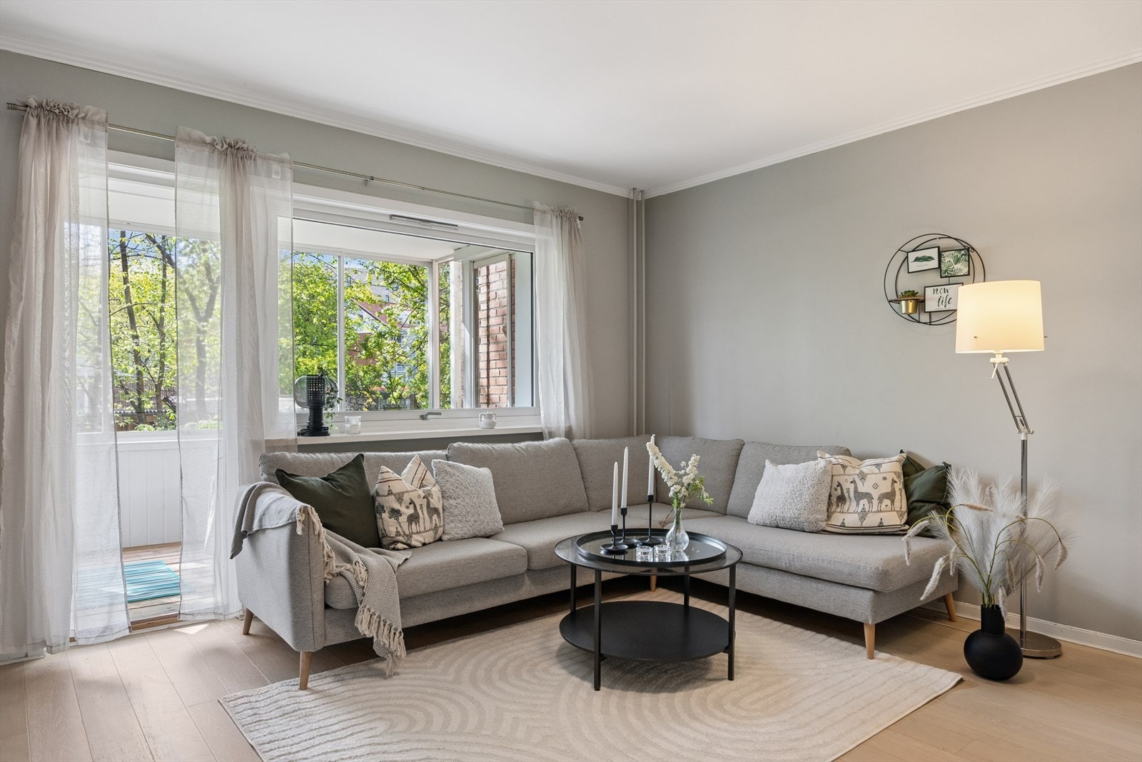 I stuen er det god plass til både en romslig sofagruppe og en innbydende spiseplass - perfekt for hyggelige sammenkomster med familie og venner. Galleribilde