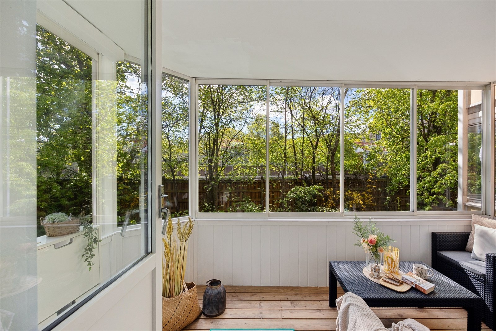 Stuen har utgang til en innglasset balkong som gir en naturlig forlengelse av rommet, samtidig som innglassingen bidrar til god isolering. Galleribilde
