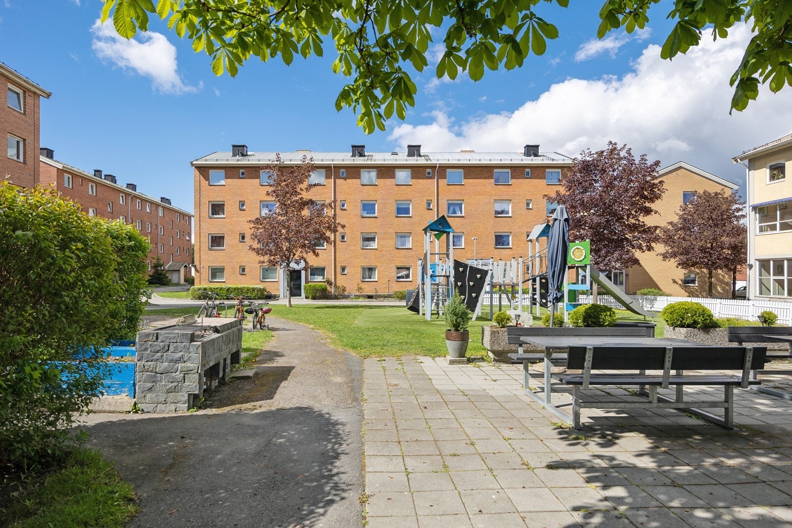 Borettslaget har hyggelige uteområder med lekeplass og sittegrupper. Galleribilde