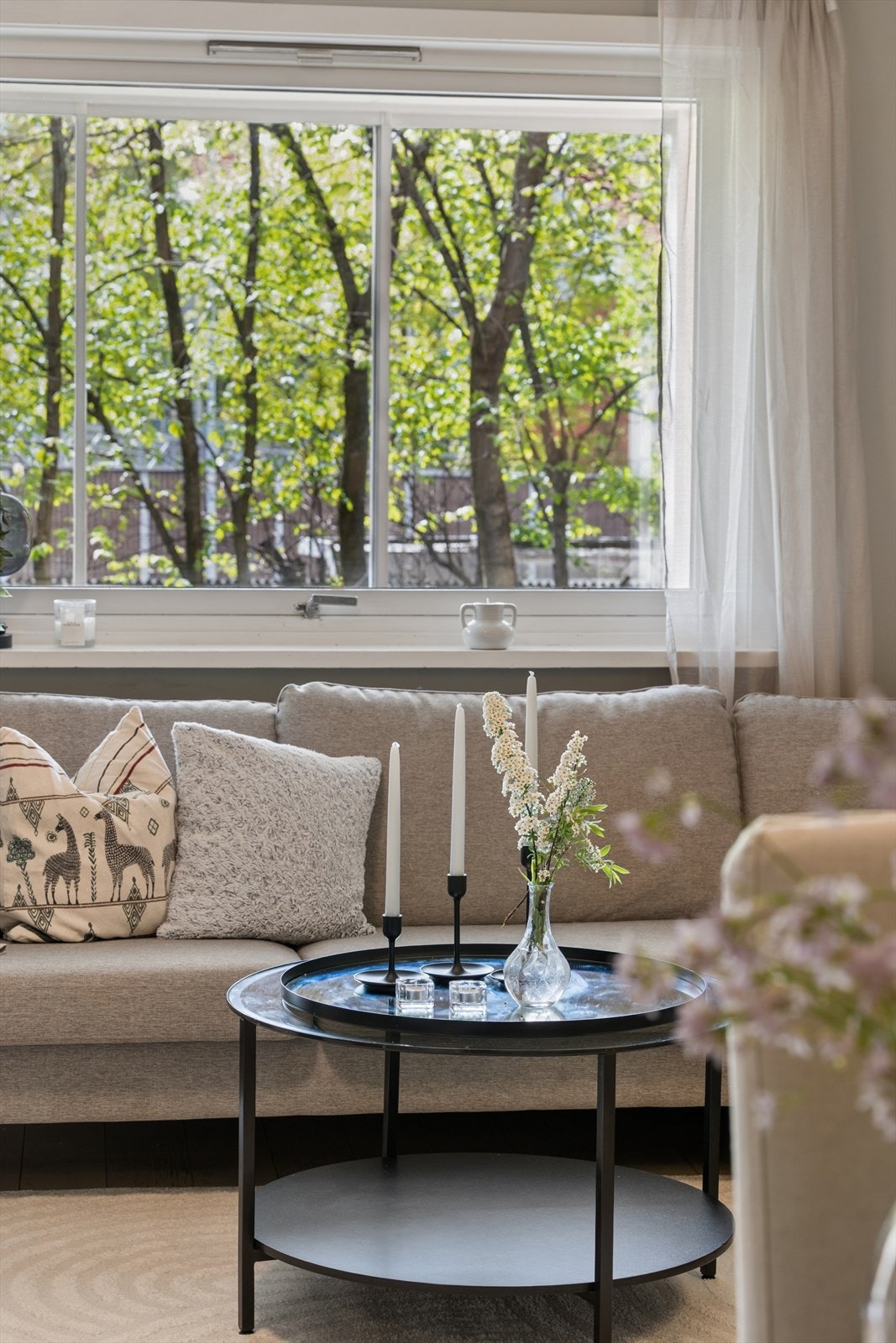 Store vindusflater slipper inn rikelig med naturlig lys inn i stuen. Galleribilde