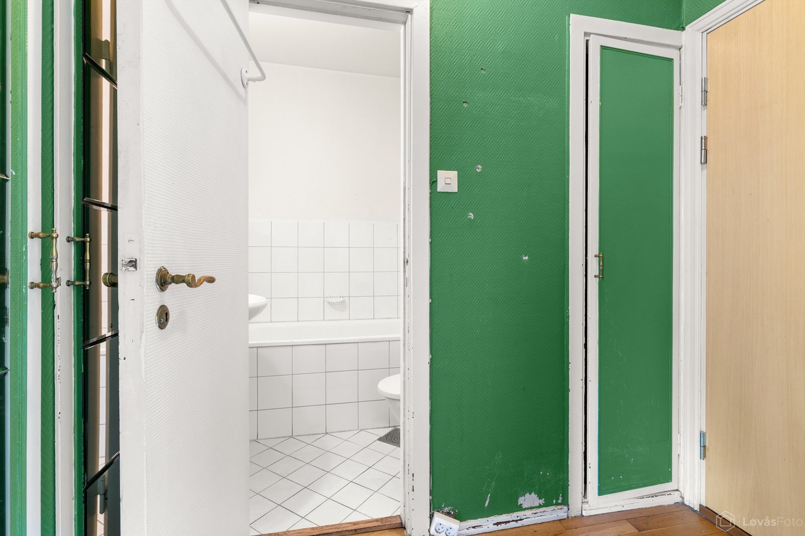 Fra gangen er det adkomst til bad. Galleribilde