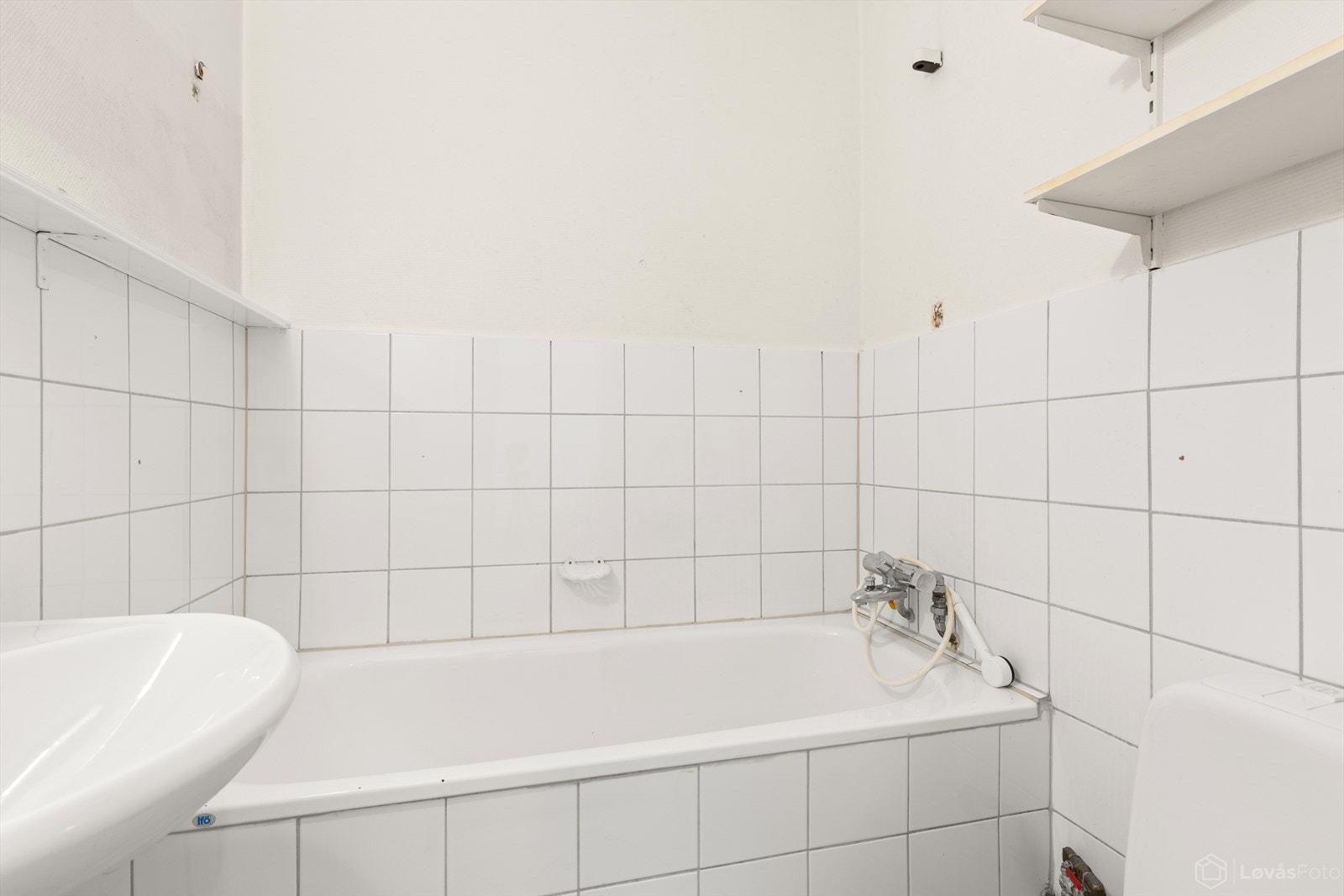 Badets plassering bidrar til en naturlig inndeling mellom oppholdsrom og øvrige funksjoner. Galleribilde