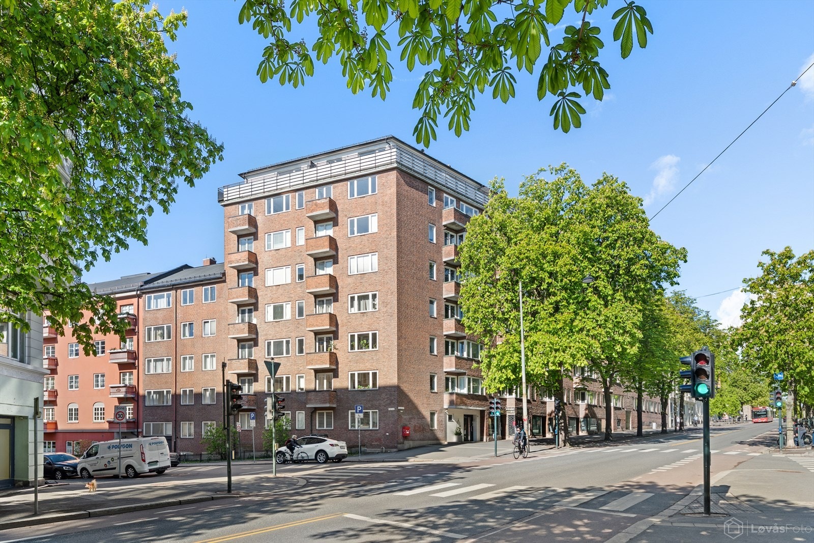 Klassisk teglbebyggelse og opparbeidede uteområder gir eiendommen et solid og tiltalende uttrykk. Galleribilde